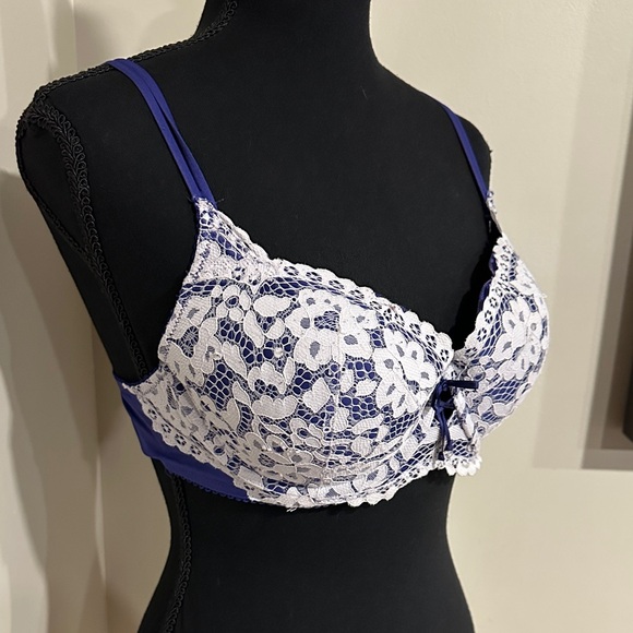 *VICTORIA’S SECRET* Navy x White Lace Balconette Very Sexy Underwire Bra Sz 36C - Picture 3 of 7